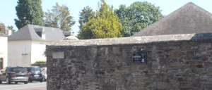 Remilly-sur-Lozon, monument lettrine
