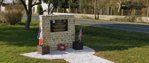 Fontenay-le-Pesnel, monument lettrine